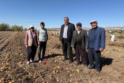 CHP Niğde Milletvekili Ömer Fethi Gürer: “Patates çiftçisi üretimden soğuyor”     Niğde’de üretici dertli: “Tüccar yok, ürünün yarısı tarlada yarısı depoda”