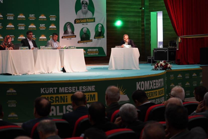 HÜDA PAR'ın düzenlediği “Kürt Meselesine İnsani Çözüm Çalıştay”’nın ikinci oturumunda sunumlar yapıldı