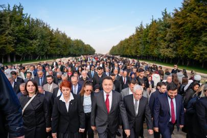 Ali Babacan ve DEVA Partisi Anıtkabir'de Ali Babacan'dan Anıtkabir'de Cumhuriyet değerleri vurgusu