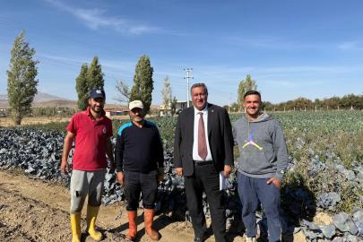 CHP Niğde Milletvekili Ömer Fethi Gürer, Niğde’de sebze üreticilerini ziyaret etti.     Gürer: “TARSİM tüm çiftçileri kapsayacak şekilde yeniden yapılandırılmalı”