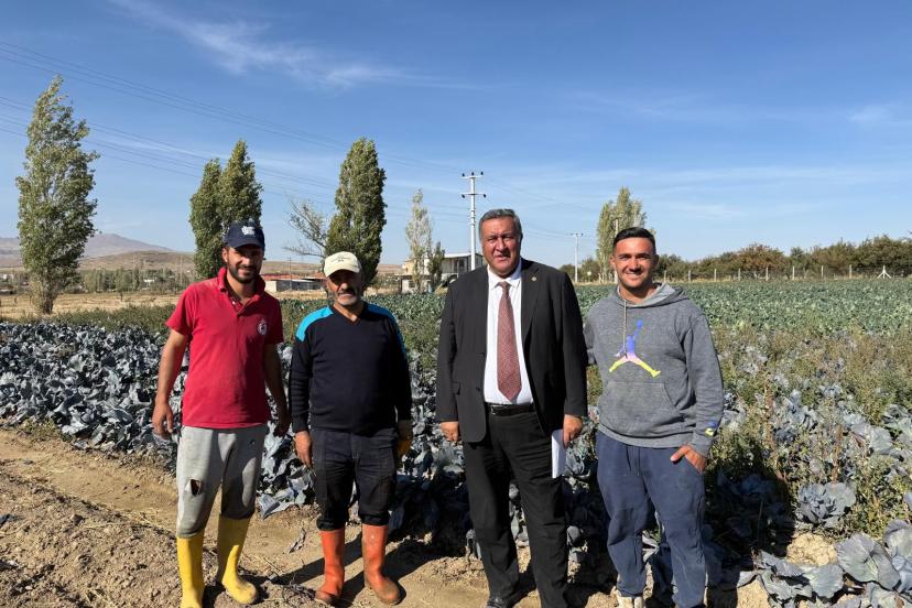 CHP Niğde Milletvekili Ömer Fethi Gürer, Niğde’de sebze üreticilerini ziyaret etti.     Gürer: “TARSİM tüm çiftçileri kapsayacak şekilde yeniden yapılandırılmalı”