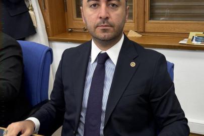 İktidarın gençlik politikalarını ve gençlere ayırdığı bütçeyi eleştiren CHP’li Avşar; “Koca bütçeden gençlere %1,47 düştü.”