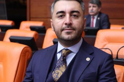 CHP olarak hafta boyunca deprem bölgesinde olduklarını belirten CHP’li Avşar; “3 yıl geçti neden hala sorunlar bitmedi?”