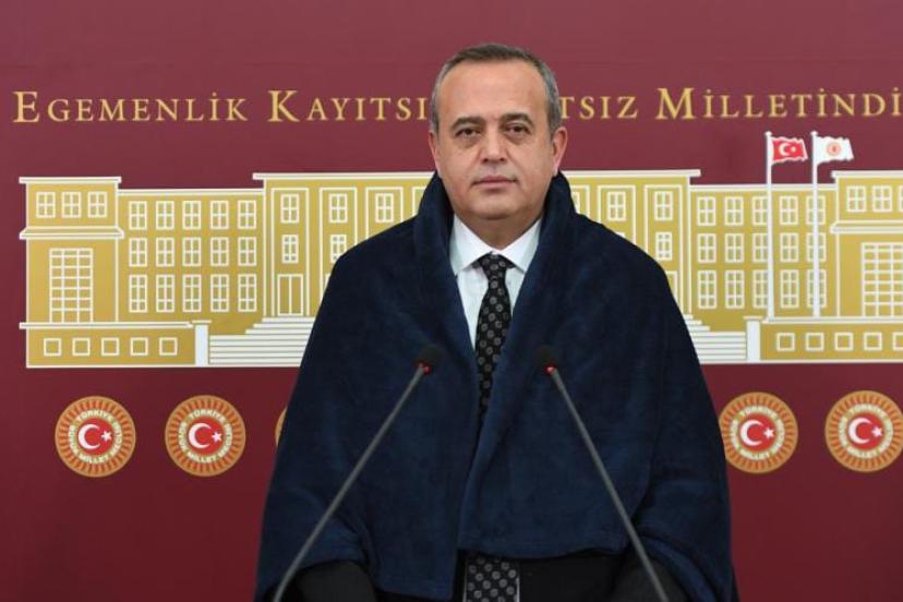 DEVA Partili Ertuğrul Kaya'dan battaniyeli protesto: “Vatandaşın belini büken bu fahiş artışlara artık son verin”