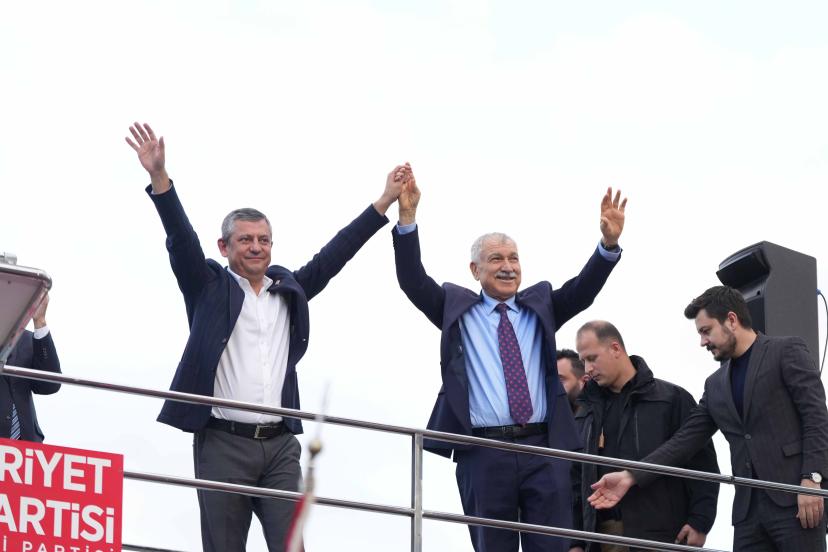 On binlerce Adanalı CHP İl binası önünde Zeydan Karalar’la hasret giderdi