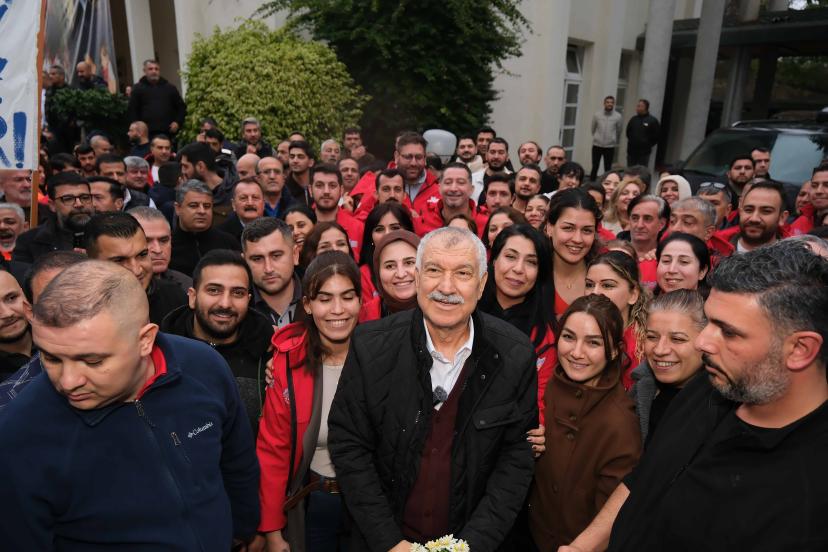 Türkiye’nin konuştuğu Adalet Çadırı’nda bu kez Zeydan Karalar vardı     Zeydan Karalar, kendisi ve diğer tutuklu belediye başkanları için mücadele edilen Adalet Çadırı’nı ziyaret etti.