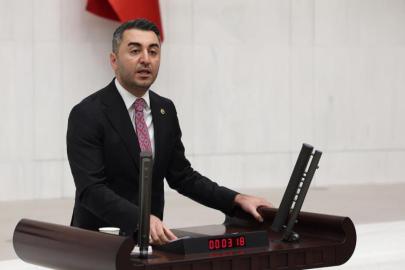 İktidarın, afet koşullarında depremzedeyi borçlandırmasına tepki gösteren CHP’li Avşar; “Hem asrın felaketi de hem konut sat”