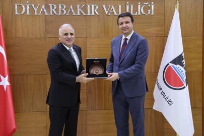 SAADET PARTİSİ GENEL BAŞKANI MAHMUT ARIKAN DİYARBAKIR’DA VALİLİK VE BÜYÜKŞEHİR BELEDİYESİ’Nİ ZİYARET ETTİ