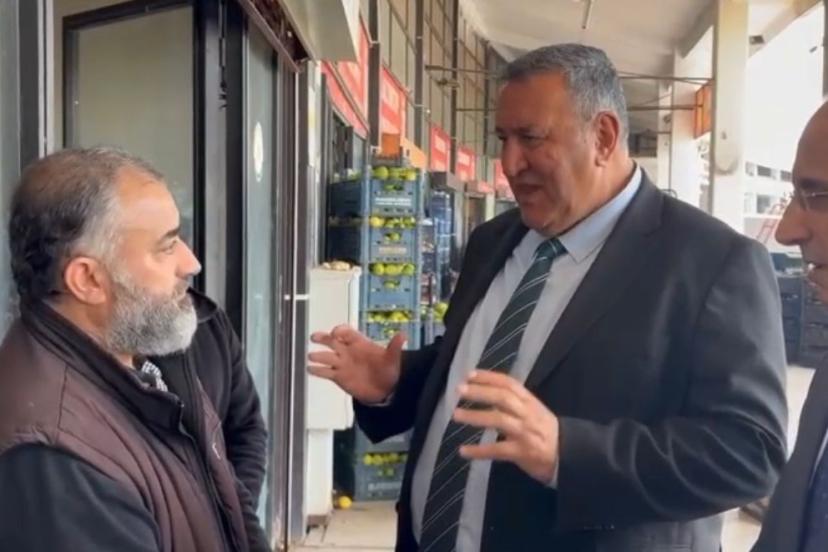 GÜRER: “DIŞA BAĞIMLILIK TARIMI ZORLUYOR”     HAL ESNAFI NUH AĞIZBALLIER: “İNSANLARIN GÖZÜ MEYVEDE KALIYOR”     AĞIZBALLIER: “DEVLET SADECE VERGİYİ DÜŞÜNÜYOR”     AĞIZBALLIER: “ÇİLEK, ERİK LÜKS OLDU. 118 DÜKKÂN VAR, ÇOĞUNDA BU MEYVELER YOK”