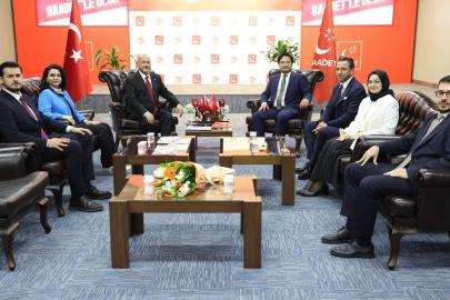 SAADET PARTİSİ GENEL MERKEZİ’NDE BAYRAMLAŞMA TRAFİĞİ: KADIN TEMSİLCİLERE “ADALET VE BEREKET” TEMALI HEDİYE
