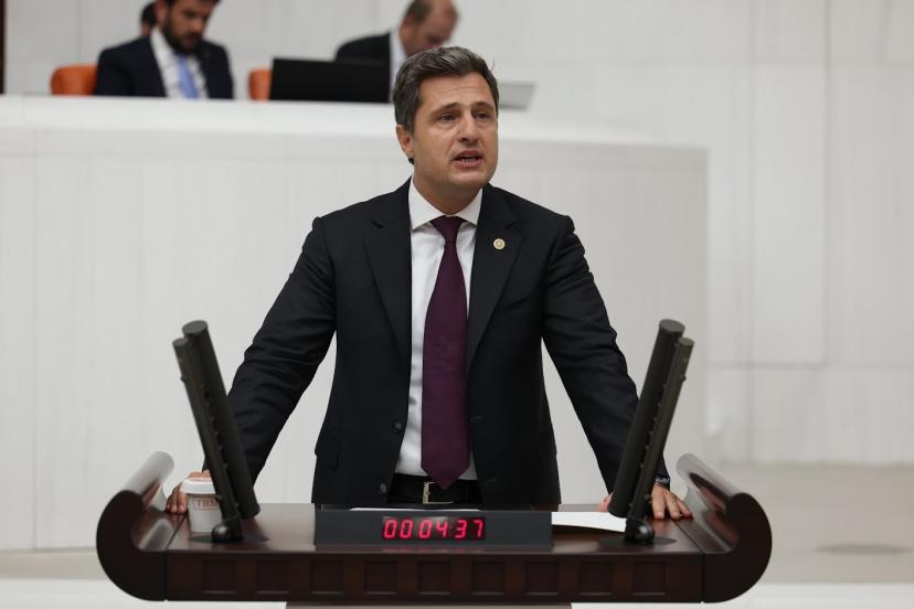 CHP’Lİ DENİZ YÜCEL’DEN GENEL KURULDA TUTUKLU CHP’Lİ BELEDİYE BAŞKANLARI VURGUSU  YÜCEL; “12. YARGI PAKETİNİ, 26 BELEDİYE BAŞKANIMIZIN TUTUKLU OLDUĞU BİR ORTAMDA GÖRÜŞÜYORUZ”