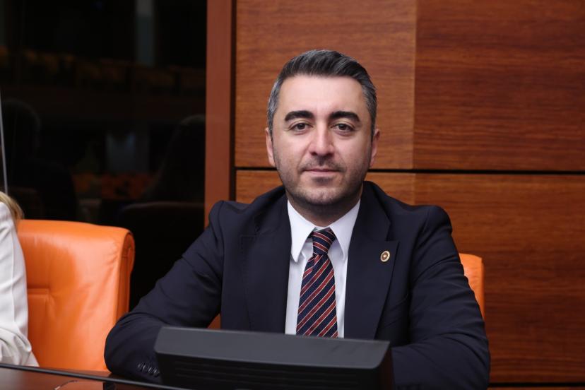 Ülkemiz için stratejik bir sektör olan hazır giyim ve tekstilin yok oluşuna seyirci kalınamayacağına dikkat çeken CHP’li Avşar;”Tekstil sektörüne can suyu şart”