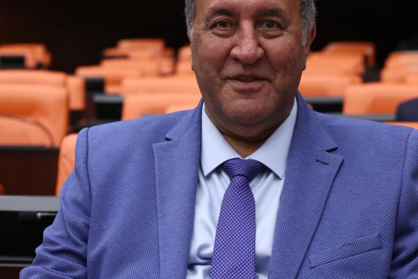 GÜRER: "SAHNE EMEKÇİLERİ BELİRSİZLİĞE TERK EDİLEMEZ"