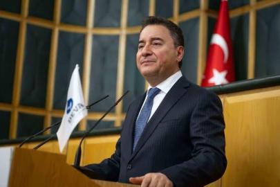 DEVA Partisi Genel Başkanı Ali Babacan: “Hükümet gerekli adımları atmıyor erime devam ediyor, kayıp 100 milyar doları aştı” “Ekonomide durgunluk tehlikesi var”